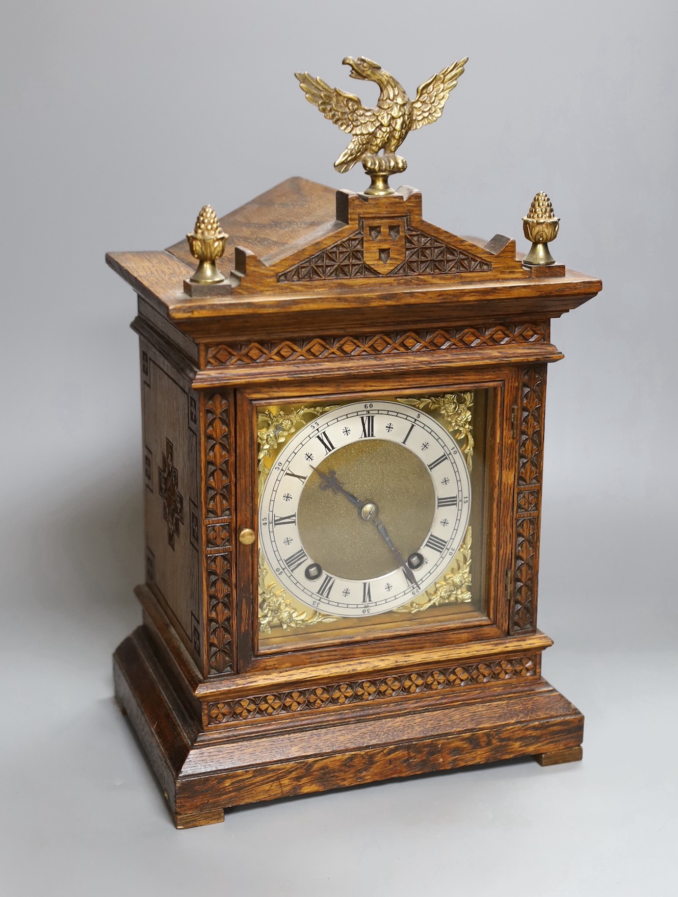 An Edwardian oak mantel clock, 37cm